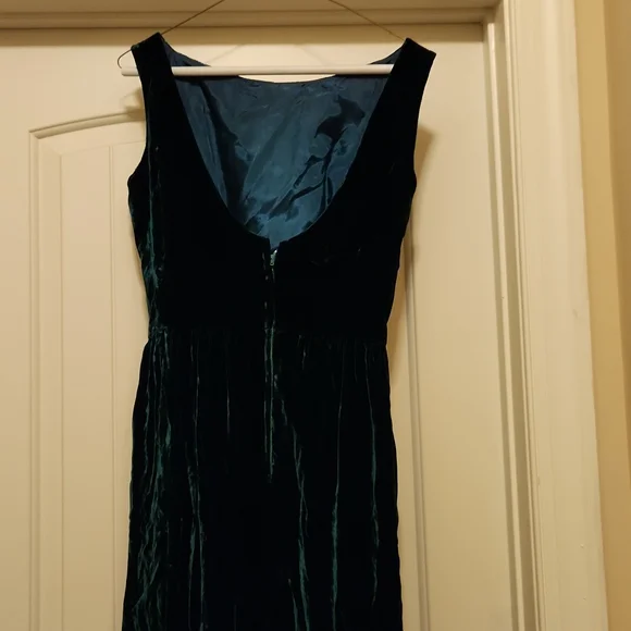 Custom made green velvet gown! - Picture 4 of 11